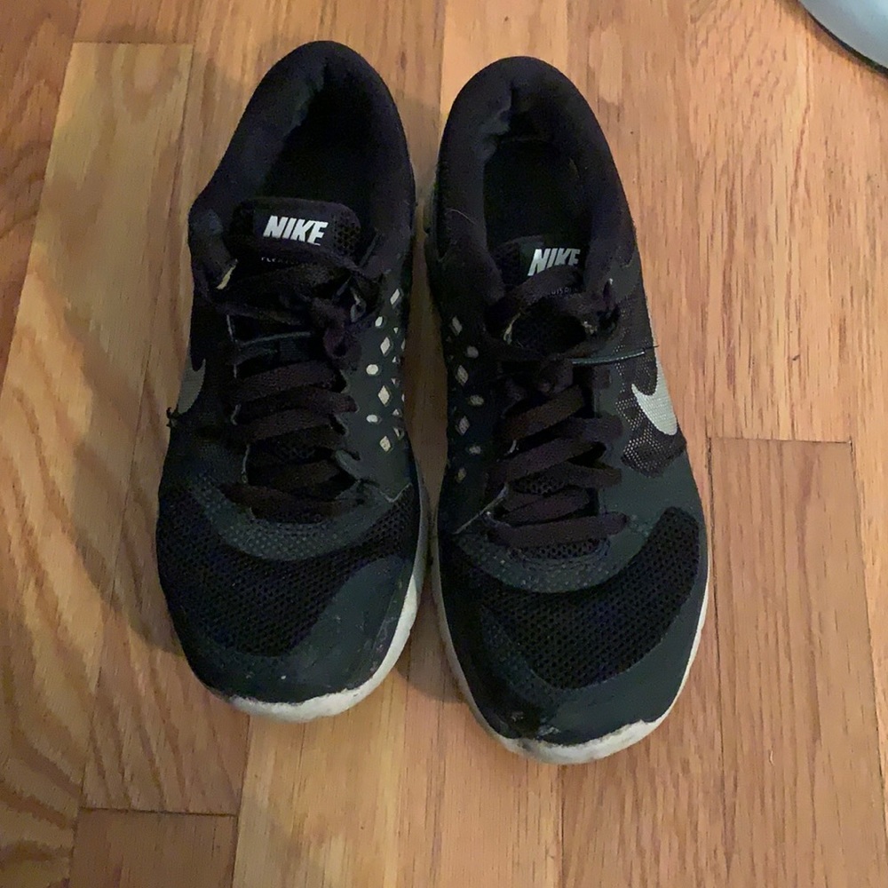 Nike black and white tennis shoes